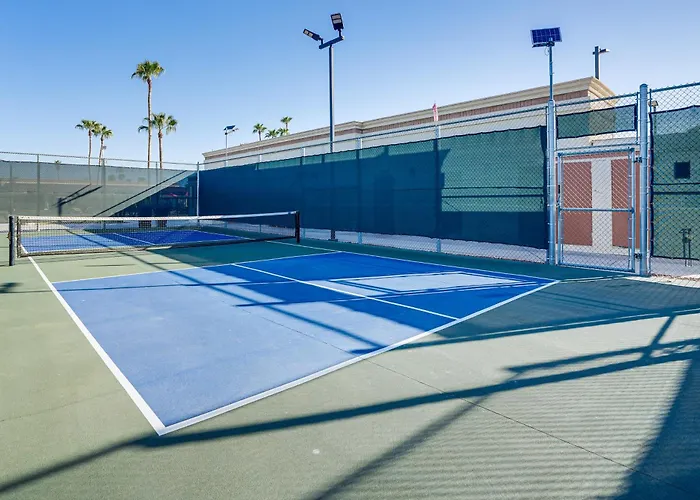 Pool, Hot Tub & Tennis Courts: Near Dtwn Holiday home Yuma