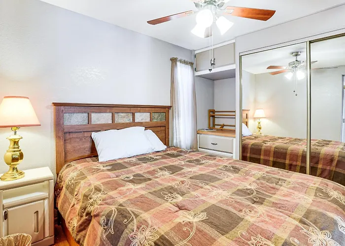 Сasa de vacaciones Pool, Hot Tub & Tennis Courts: Near Dtwn