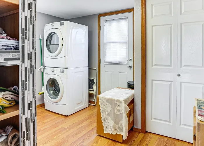 Pool, Hot Tub & Tennis Courts: Near Dtwn Holiday home